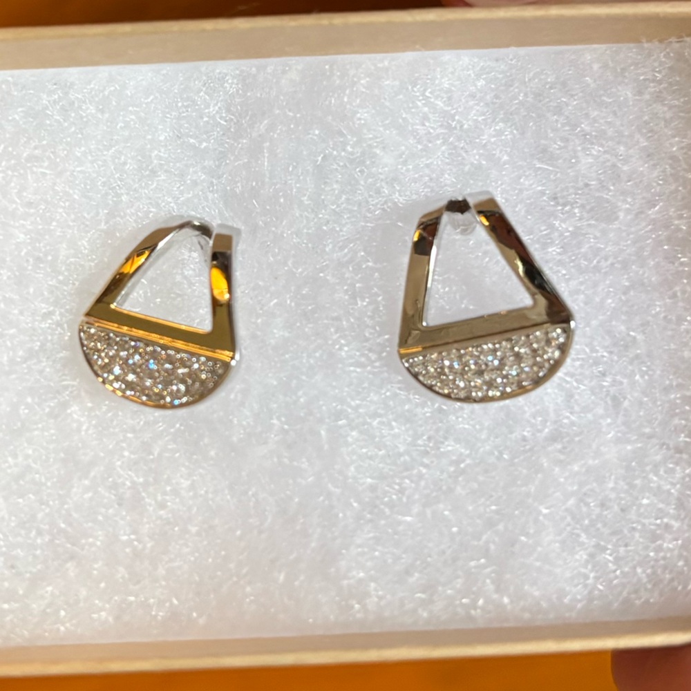 Silver, diamond cut design earrings.